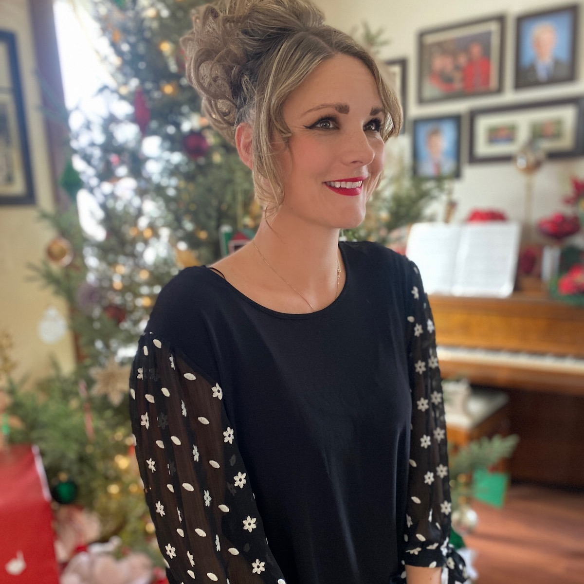 Becca wearing her new CeCe Puff Sleeve Knit Top from Dia & Co's monthly clothing rental service.