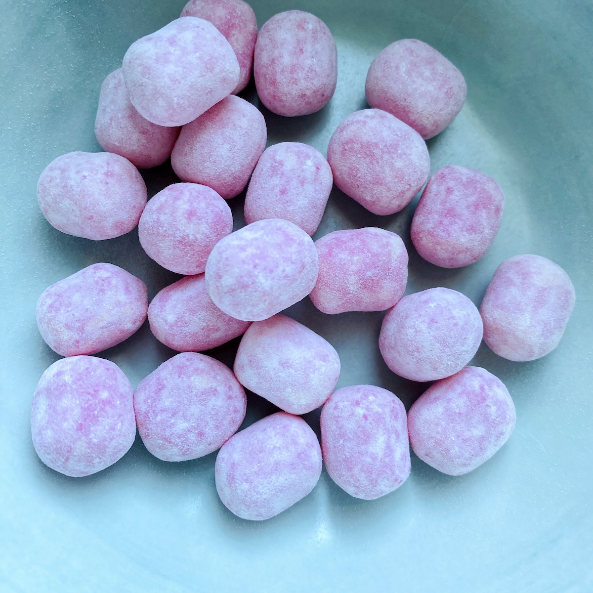 Strawberry Chews candy from the Universal Yums snack box for France.